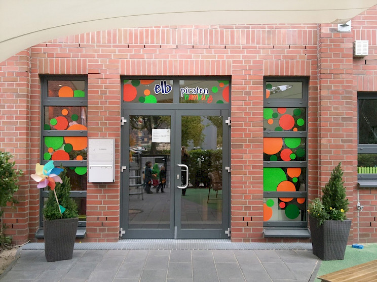 Eingang der KiTa Bahrenfeld Elbpiraten in Hamburg